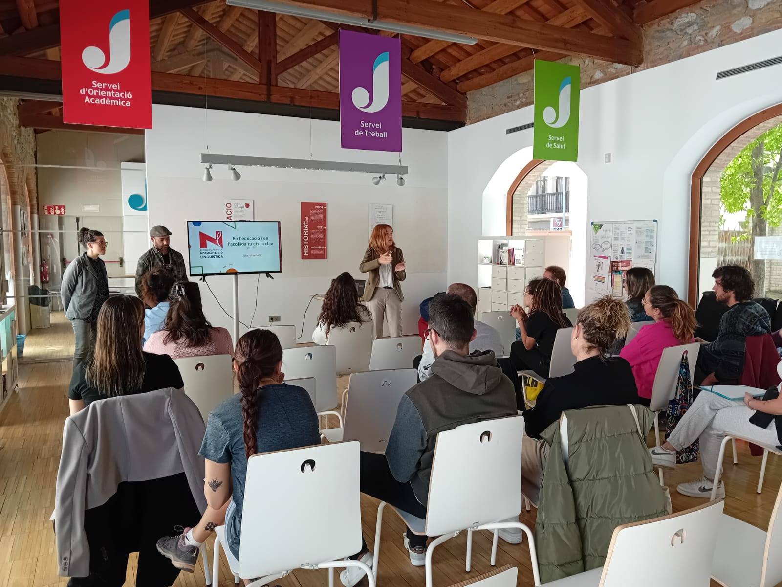 Benvinguda a la primera sessió del taller de sensibilització lingüística a càrrec de la regidora Núria Homs